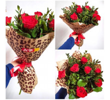 A bouquet of 7 roses "Pioneer" in a stylish package!