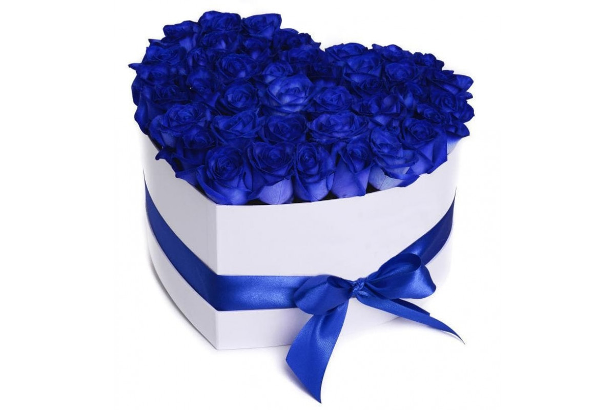 Синяя коробка с цветами