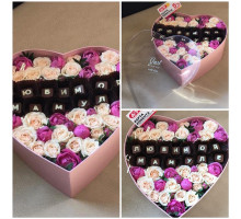  Arrangement of spray roses and chocolate letters in a hat box for your beloved mother!