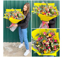  A bouquet of spray roses, roses and alstroemeria!